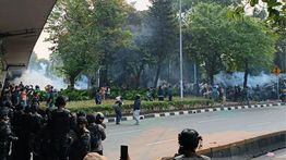 Polisi Tembakkan Gas Air Mata untuk Bubarkan Massa di Senayan