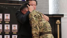 Tangis Kim Jong-un saat Beri Penghormatan pada Prajurit Korut yang Gugur di Perang Ukraina
