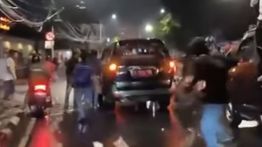 Momen Menegangkan Mobil Lurah di Jaksel Diamuk Massa Demo DPR