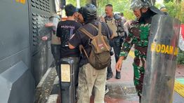 Polisi Bantu Para Wartawan Redakan Perih Gas Air Mata saat Demo DPR
