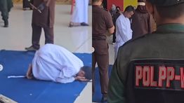 VIDEO: Hukuman Cambuk Pelaku Gay di Aceh, Sampai Sujud