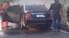 Mobil Terbakar di Kawasan Industri Suryacipta Karawang Pagi Ini