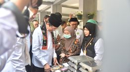 Menag Nasaruddin Umar Tinjau Program Makan Bergizi Gratis di MTsN 6 Jakarta