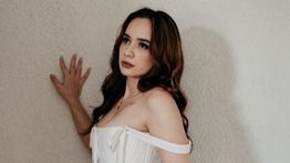 Putri Anne Pamer Tarian Vulgar Nyaris Tanpa Busana