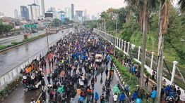 Massa Aksi Lempari Aparat dengan Batu hingga Petasan