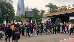 Mahasiswa Padati Gerbang Belakang Gedung DPR