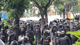 Polisi Bentrok dengan Perusuh di Pertigaan Pejompongan
