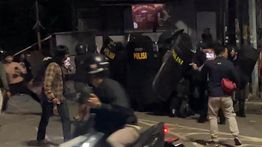Tertinggal dari Rombongan, Belasan Brimob Jadi Bulan-bulanan Massa di Pejompongan