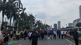 Aksi Ribuan Buruh di Depan Gedung DPR Dibubarkan