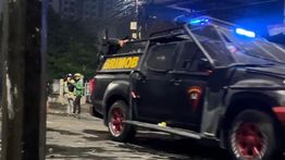 1 Polisi Brimob Terkapar saat Bentrok dengan Perusuh di SPBU Penjernihan