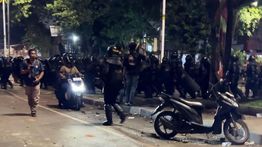 Tak Kunjung Bubar, Polisi Pilih Mundur Hadapi Massa Demo DPR di SPBU Penjernihan