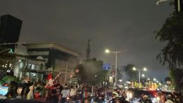 Massa Gelar Aksi di Simpang Otista, Jakarta Timur, Bakar Ban dan Tutup Jalan