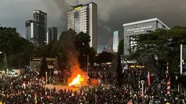 Massa Bakar Ban dan Rusak Fasilitas di Depan Polda Metro Jaya