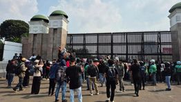 Ratusan Massa Kembali Gelar Aksi di Depan Gedung DPR/MPR