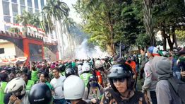 Mencekam, Massa Lempar Petasan ke Mako Brimob Kwitang Dibalas Gas Air Mata