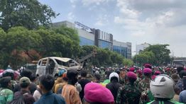 Momen TNI Evakuasi Mobil Sipil yang Dibakar Saat Aksi Massa di Kwitang