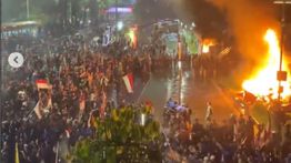 VIDEO: Pos Polisi di Jalan Jenderal Sudirman Dibakar Massa