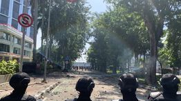Massa Lempari Petugas di Depan Mako Brimob Kwitang