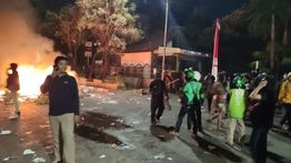 Kantor DPRD Makassar Dibakar Massa Aksi