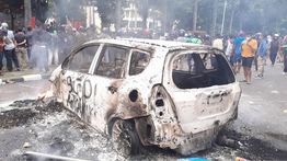 Mobil di Depan Mako Brimob Kwitang Dibakar Massa