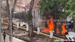 Demo Buruh dan Mahasiswa  di Surabaya, Bakar Kendaraan Sampai Jalan Ditutup