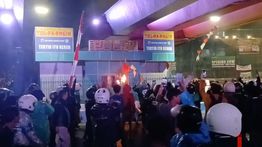 Kerusuhan Pecah di Senen, Pos Polisi Dibakar Massa Usai Kematian Ojol Korban Rantis Brimob