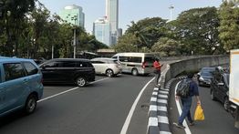 Demo Mahasiswa Lumpuhkan Lalu Lintas Simpang Semanggi, Kendaraan Putar Balik