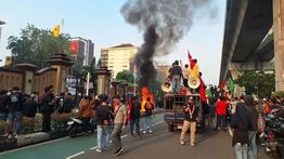 Mahasiswa Gelar Aksi di Depan Mabes Polri, Jalan Trunojoyo Ditutup