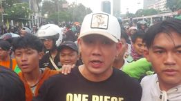 Denny Sumargo dan Lucinta Luna Ikut Massa Demo DPR, Imbau Aksi Damai