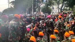 TNI Duduk di Jalan, Dengarkan Aspirasi Demonstran di Kwitang
