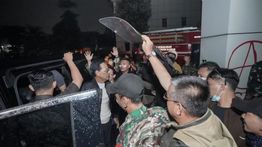 Sultan HB X Datangi Mapolda DIY di Tengah Aksi Massa