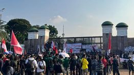 Unjuk Rasa di Depan DPR, Lalu Lintas Jalan Gatot Subroto Padat
