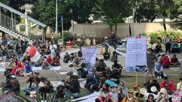 Rombongan Warga Pati Tiba di KPK, Langsung Kumandangkan Sholawat Bersama