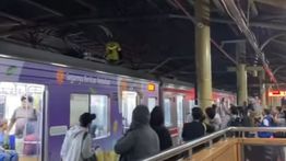 Viral, Pria Berjaket Ojol Lari di Atas Gerbong KRL Stasiun Cikini
