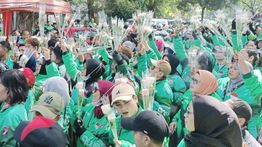 Gelar Aksi Damai, Ratusan Driver Ojol Bagikan Bunga Mawar