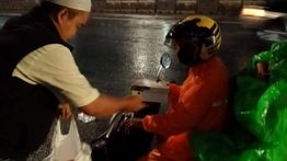 Berbagi dengan Ojol dan Warga