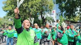 Aksi Damai Ojol Bagikan Mawar di Monas, Wujud Solidaritas dan Upaya Hindari Provokasi
