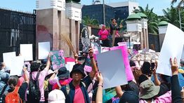 Aliansi Perempuan Indonesia Gelar Aksi di DPR, Sapu Lidi Jadi Simbol Perlawanan