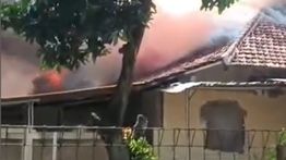 Gedung Asrama Polri Serpong Kebakaran Hebat Siang Ini