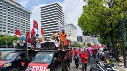 Massa Aliansi Gebrak Gelar Long March Menuju Patung Kuda