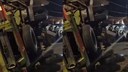 Tak Kuat Nanjak, Mobil Trailer Angkut Excavator Terguling di Bandung