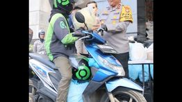 Polda Metro Bagi-bagi Sembako dan Helm ke Pengemudi Ojol
