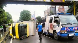 Truk Muatan Konveksi Terbalik di Jalan Raya Matraman Usai Hujan