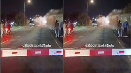 VIDEO: Kereta Api Hantam Minivan di Probolinggo Sampai Ringsek