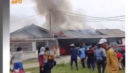 VIDEO: Kebakaran Rumah di Karawang, Dentuman Tabung Gas Terdengar Mengerikan