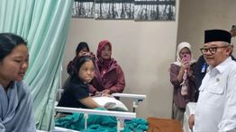 Mendikdasmen Abdul Mu’ti Jenguk Murid SMKN 1 Cileungsi Korban Atap Ambruk