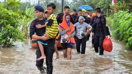 Brimob Polri Bantu Korban Banjir-Longsor Bali