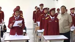 Prabowo Tinjau Sekolah Rakyat, Disambut Hangat Siswa