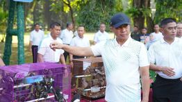 Panglima TNI Bagikan 600 Paket Sembako dan Lepas 500 Burung di Mabes TNI