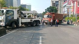 Truk Tabrak Separator Busway di Slipi Jaya, Lalu Lintas Arah Tomang Macet Parah